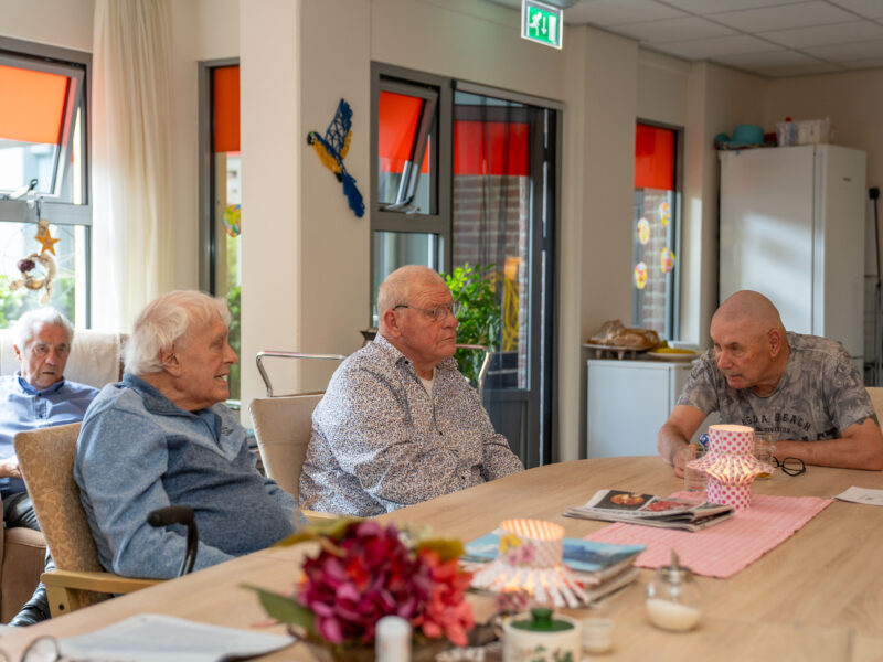 Groepsbegeleiding; krant lezen, bakken, naar de markt gaan en gym